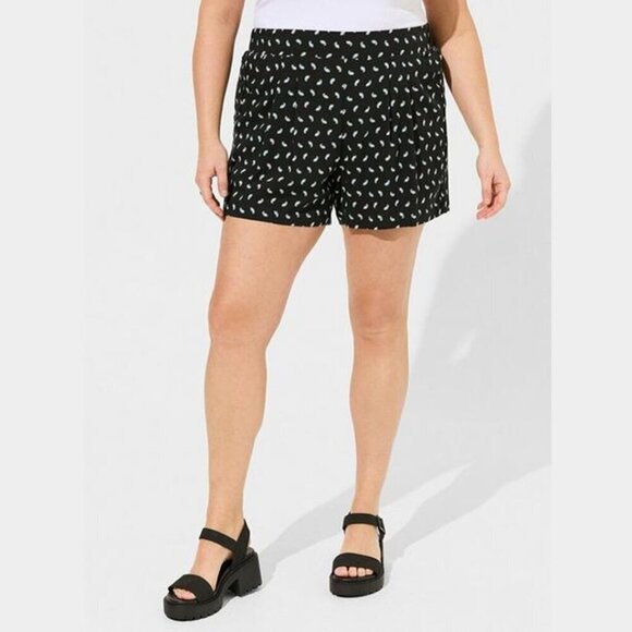 Torrid - 3.5 Inch Challis Short in Petite Paisley Deep Black & White - Picture 9 of 12